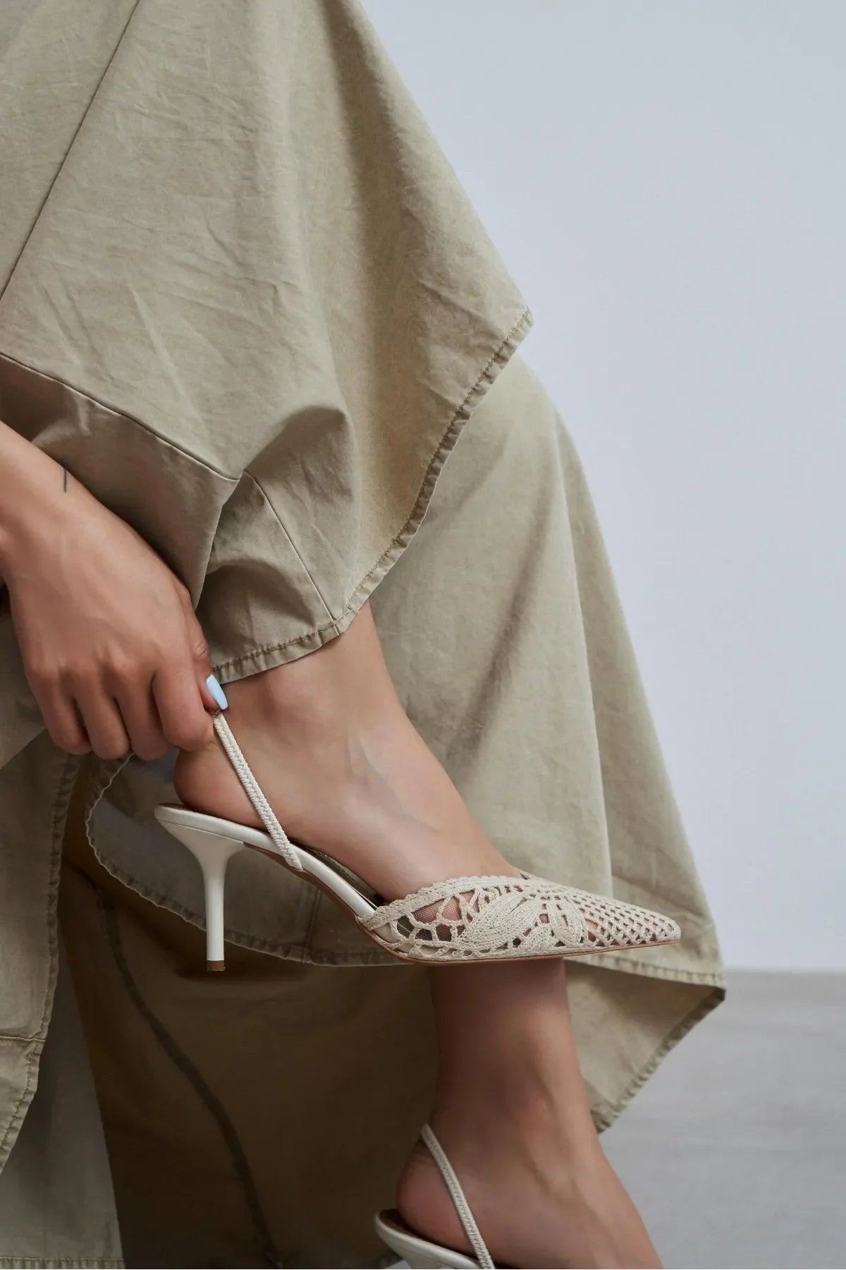 Sommerliche Kitten Heels in Netz-Optik mit Stickerei-Schwarze Slingbacks