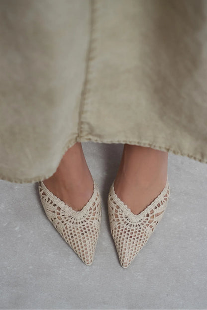 Sommerliche Kitten Heels in Netz-Optik mit Stickerei-Schwarze Slingbacks