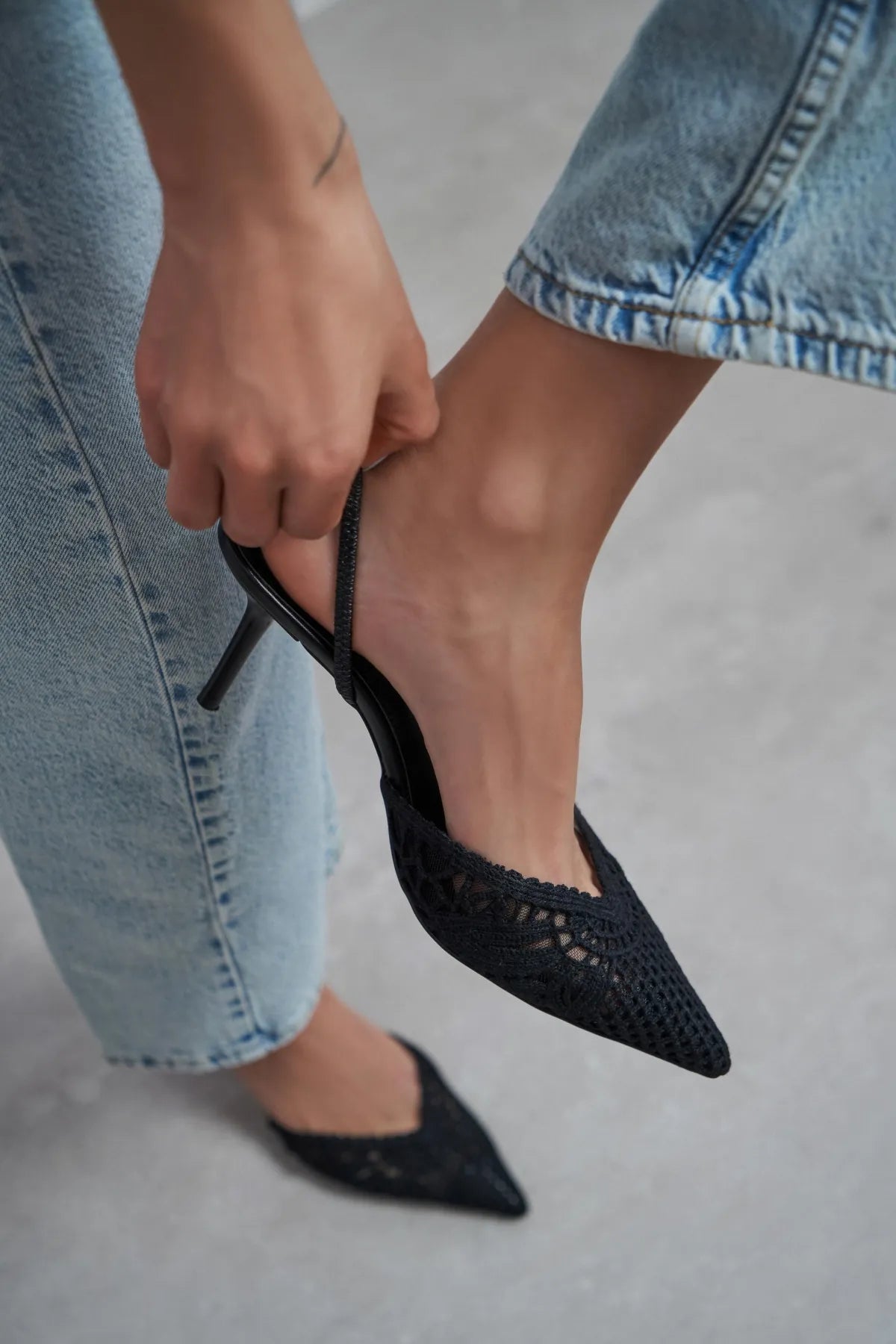 Sommerliche Kitten Heels in Netz-Optik mit Stickerei-Schwarze Slingbacks