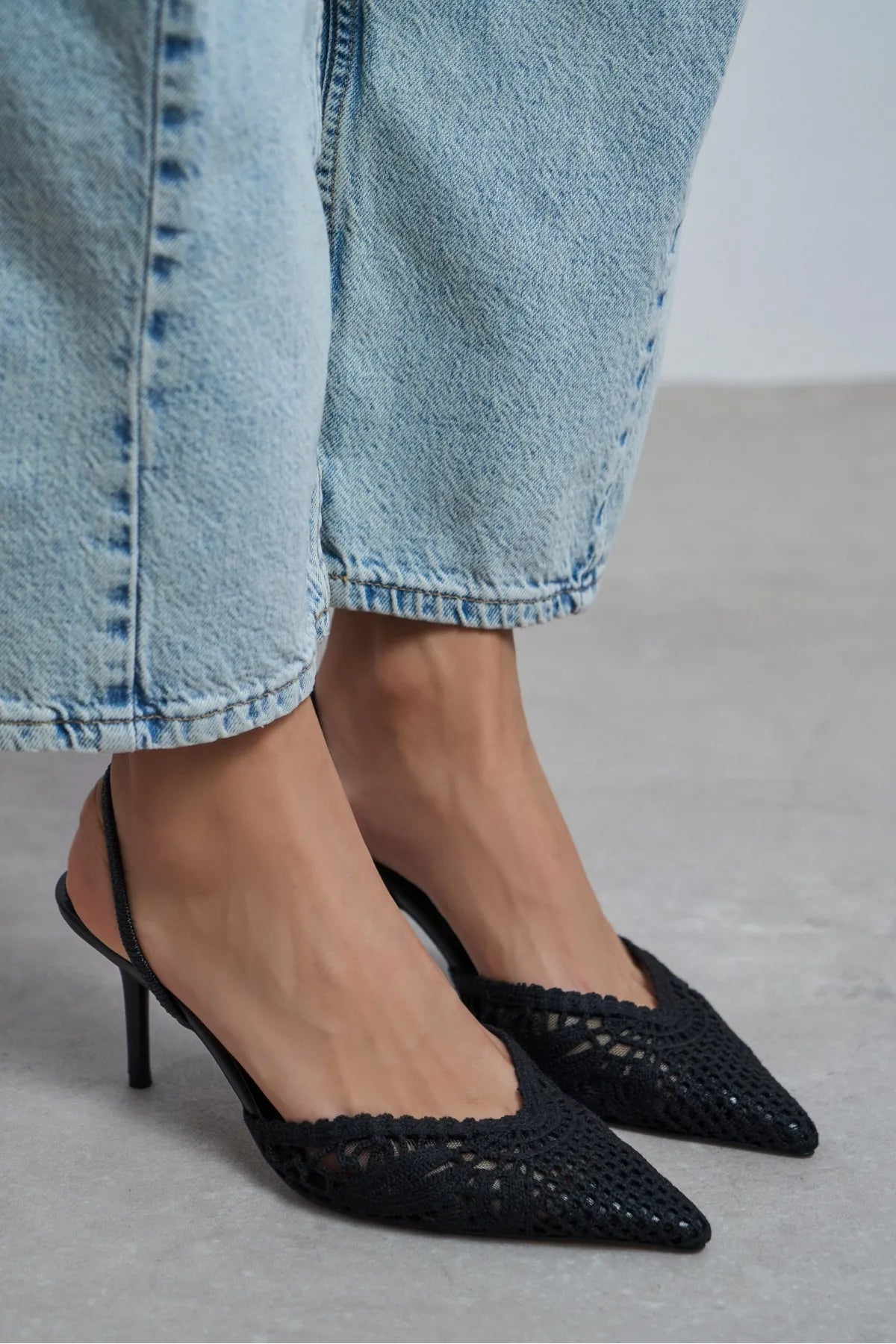 Sommerliche Kitten Heels in Netz-Optik mit Stickerei-Schwarze Slingbacks