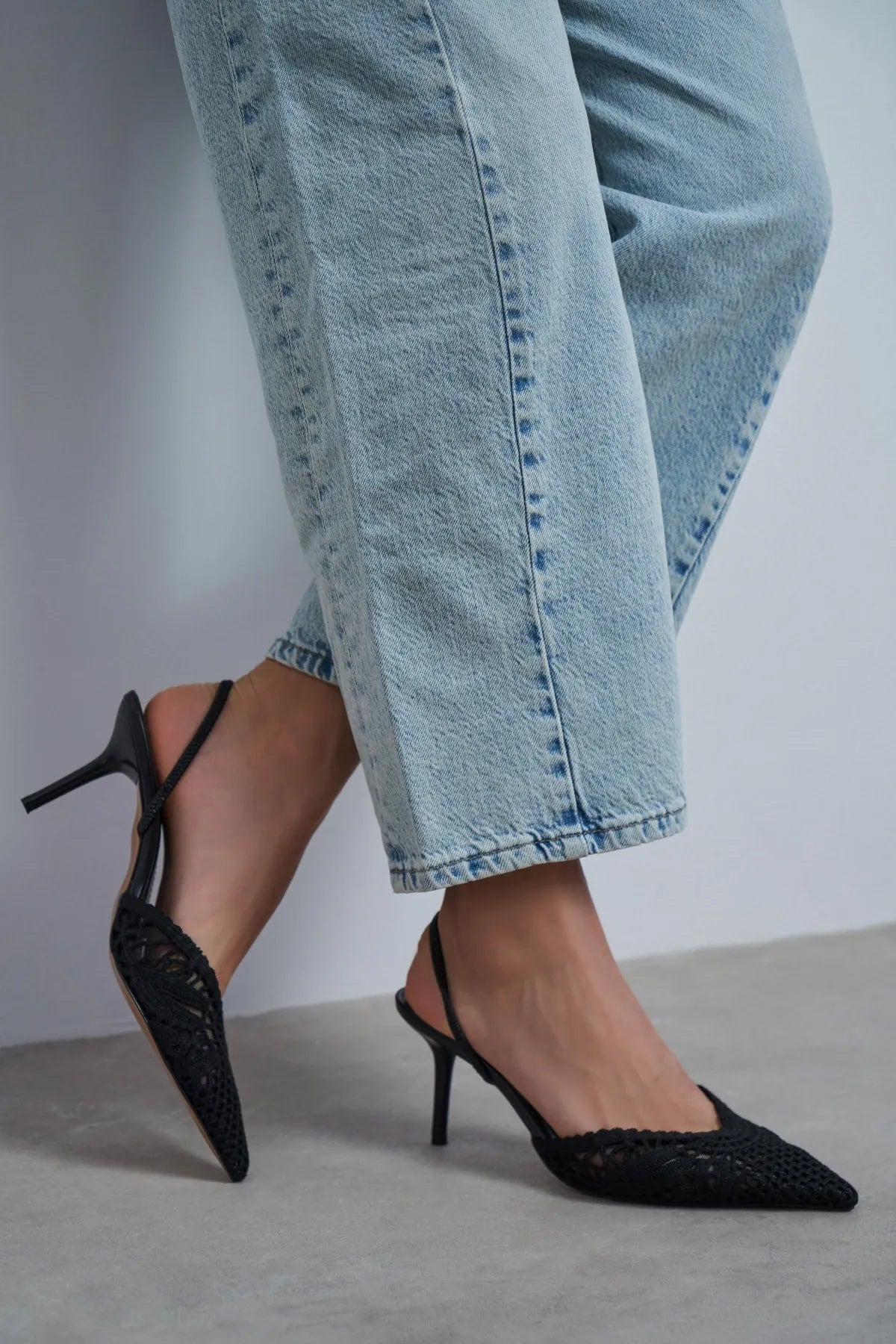 Sommerliche Kitten Heels in Netz-Optik mit Stickerei-Schwarze Slingbacks
